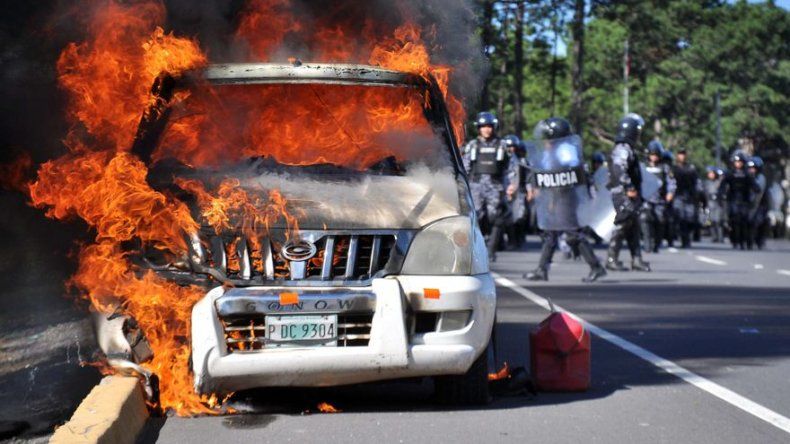 Policía desaloja con violencia manifestantes contra peajes en Honduras