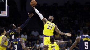 LeBron cautiva a aficionados al iniciar nueva era con Lakers