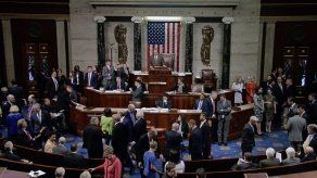 Trump celebra en la Casa Blanca aprobación de su plan de salud en Cámara baja