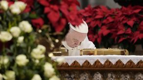 Durante la homilía, el papa Francisco instó a los fieles a detrás atrás las “barreras de la costumbre, más allá del consumismo banal, más allá de una fe monótona y aburrida, más allá del miedo a implicarse y a servir los demás y al bien común. Durante la homilía, el papa Francisco instó a los fieles a detrás atrás las “barreras de la costumbre, más allá del consumismo banal, más allá de una fe monótona y aburrida, más allá del miedo a implicarse y a servir los demás y al bien común.