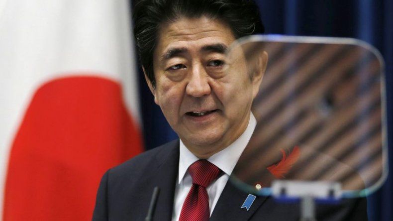 Atacan sitio web de mandatario japonés por caza de ballenas