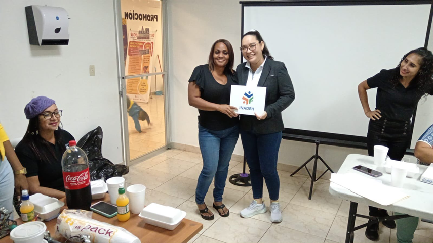 Mujeres emprendedoras se capacitan en curso de cejas