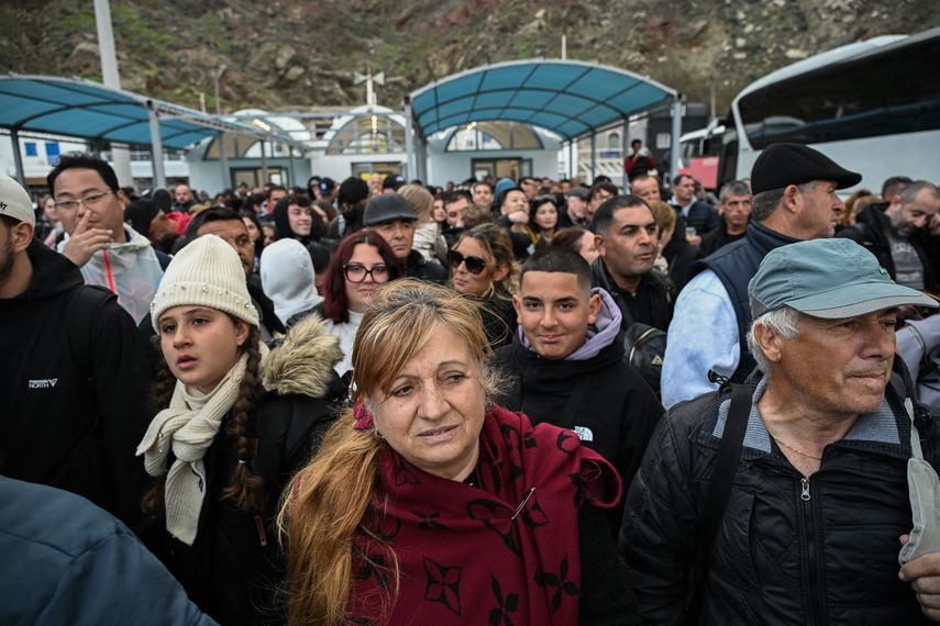 Más de 7.000 personas abandonan isla griega de Santorini debido a actividad sísmica sin precedentes.