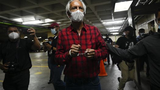 El periodista guatemalteco José Rubén Zamora, presidente del periódico El Periódico, después de una audiencia en el Palacio de Justicia de la Ciudad de Guatemala.