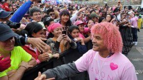 El Pibe Valderrama tiñe su melena de rosa contra cáncer de seno