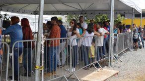 Al menos 1.200 venezolanos abandonan Brasil tras incidentes en la frontera