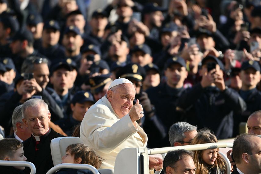 El estado de salud del papa Francisco sigue mejorando