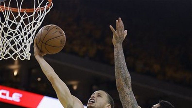 Curry encabeza ataque en victoria de Warriors