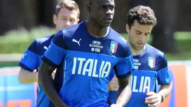 Mario Balotelli anuncia su enlace con Fanny Neguesha