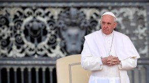 El portavoz del Vaticano, Matteo Bruni, asegura que el papa Francisco pasó el miércoles tranquilo, y que se alimenta y desplaza de forma autónoma. El portavoz del Vaticano, Matteo Bruni, asegura que el papa Francisco pasó el miércoles tranquilo, y que se alimenta y desplaza de forma autónoma.