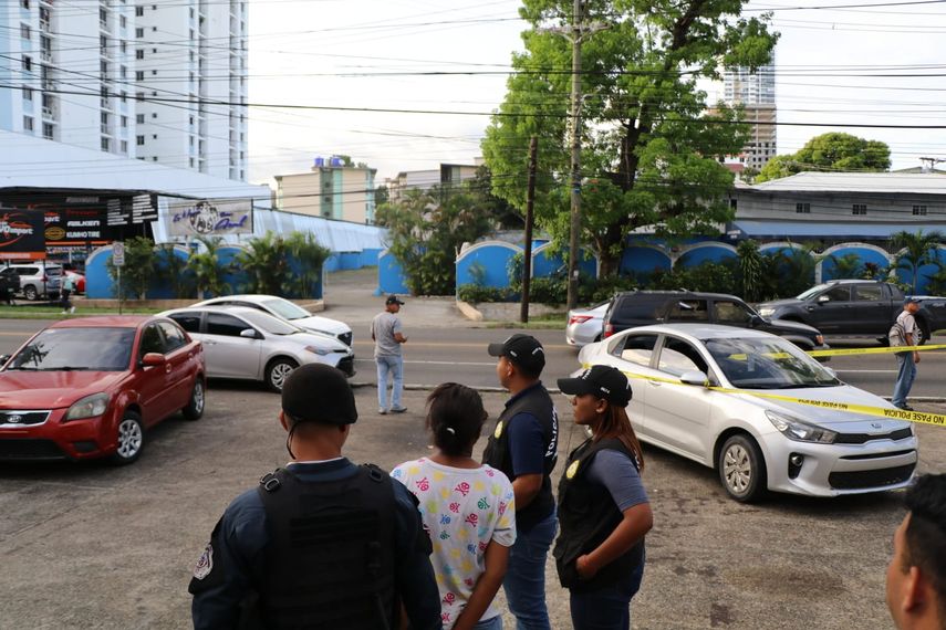 Una mujer que conducía el auto en el que huyeron los asaltantes fue aprehendida.