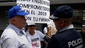 Bernal denuncia que policías intentaron detener recolección de firmas Bernal denuncia que policías intentaron detener recolección de firmas