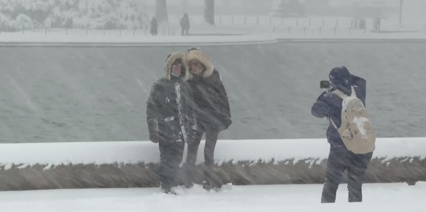 Las escuelas de la región también cerraron debido a la nieve.
