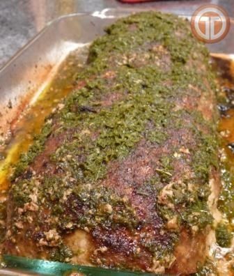 Enrollado de carne con salsa de chimichurri