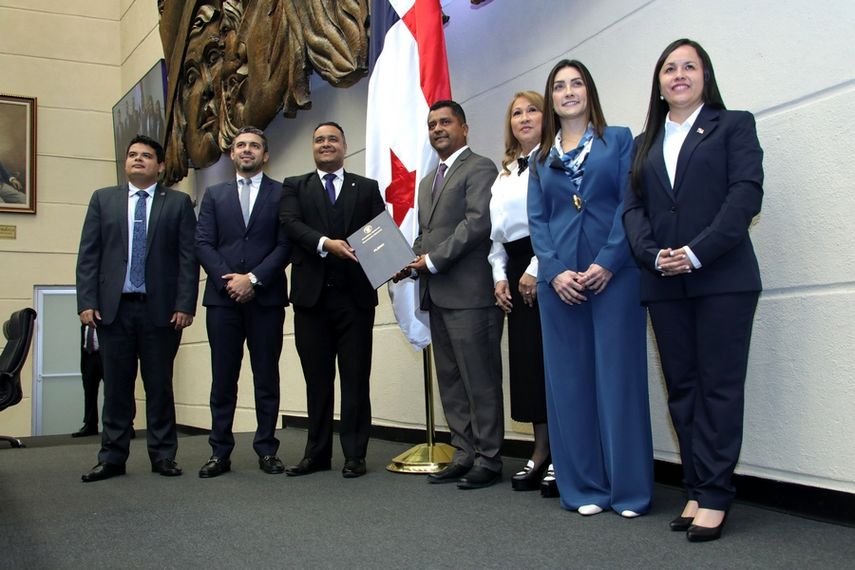 La Comisión de Credenciales ratifica a 10 nuevos funcionarios públicos.