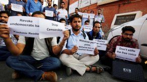Periodistas en la Cachemira india protestan por cierre de periódico crítico