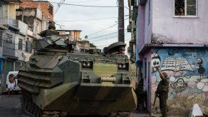 Fuerzas Armadas asumen seguridad en un grupo de favelas de Rio antes del Mundial