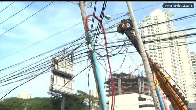 Caída de poste provoca cierre de puente sobre la Vía Simón Bolívar