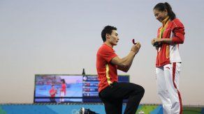 Clavadista recibe propuesta matrimonial en podio