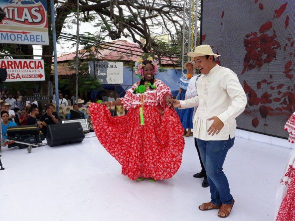 Natalie Harris tirando piquete en Las Tablas