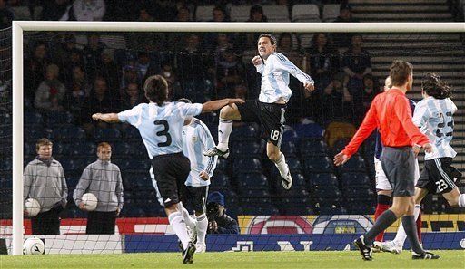 Maxi Rodríguez anota el primer gol en la era Maradona
