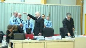 Asesino noruego Breivik hace el saludo nazi en un tribunal