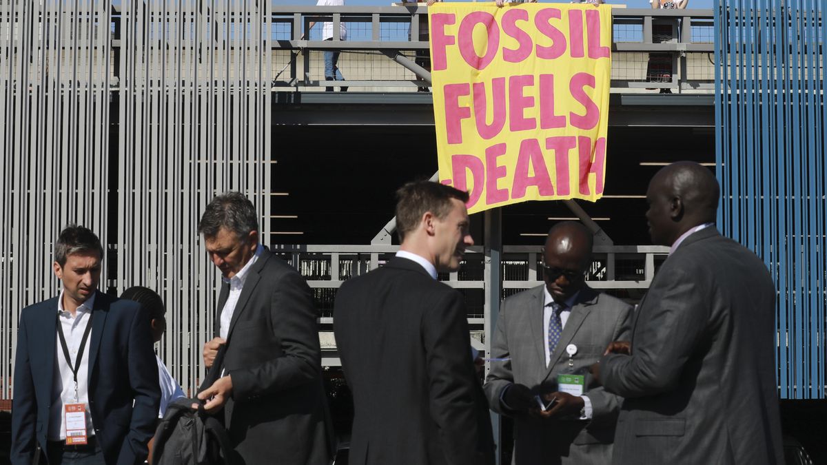 Los científicos y el informe señalan que la contaminación atmosférica provocada por la quema de carbón, petróleo y gas causa alrededor de 1.2 millones de muertes al año.