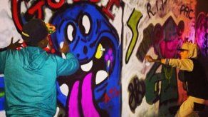 Fotógrafo cubre grafitis que Justin Bieber pintó en Río de Janeiro