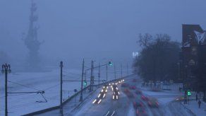 Impacta a Moscú dura nevada con fuertes vientos