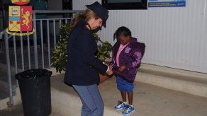 Una niña migrante que llegó sola a las costas de Italia encuentra a su madre