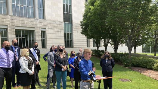 Arkansas fue el primer estado en promulgar una prohibición a que los médicos provean tratamiento hormonal, bloqueadores de pubertad o cirugías afirmadoras de género a una persona menor de 18 años o referirla a otros proveedores para tratamiento.