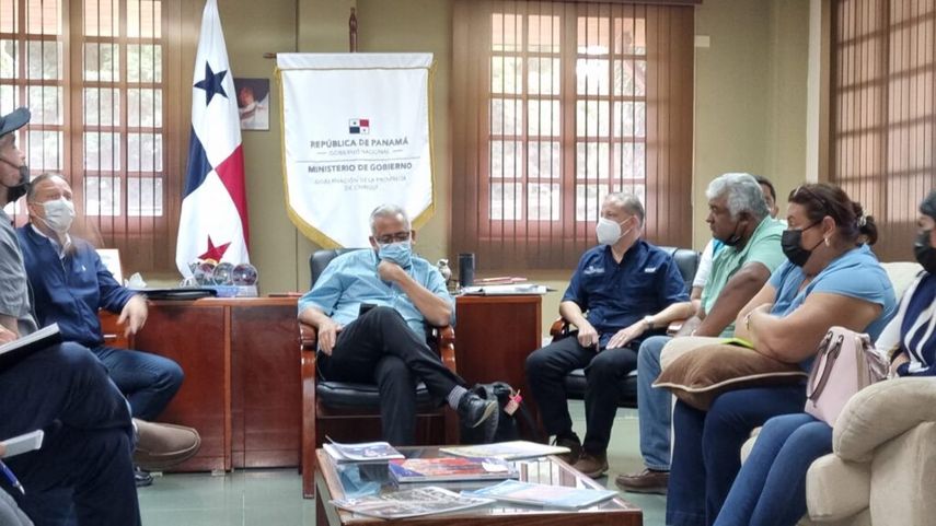 El viceministro de Desarrollo Agropecuario, Carlo Rognoni, en representación del Ministerio de Desarrollo Agropecuario, reunido con transportistas durante la semana de protestas y paro por este sector.