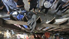 India: 22 muertos en una estampida en un puente peatonal