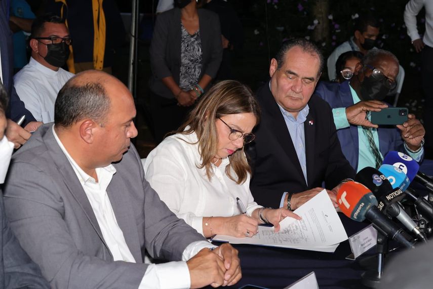 Firma de acuerdo de finalización de huelga entre docentes y el Meduca.