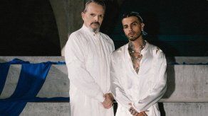 Miguel Bosé regresa a la música junto a Rauw Alejandro en la canción Si te Pegas.