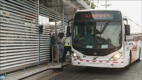Abandonan a neonato en una parada