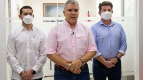 Al centro, el presidente de Colombia, Iván Duque, habla tras atentado sufrido.