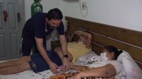 Médico trata a su madre en casa, ante hospitales saturados por covid-19 en Brasil