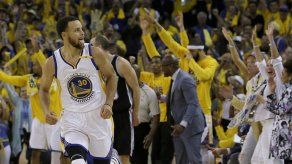 Warriors remonta y vence a Spurs; Leonard sale lesionado