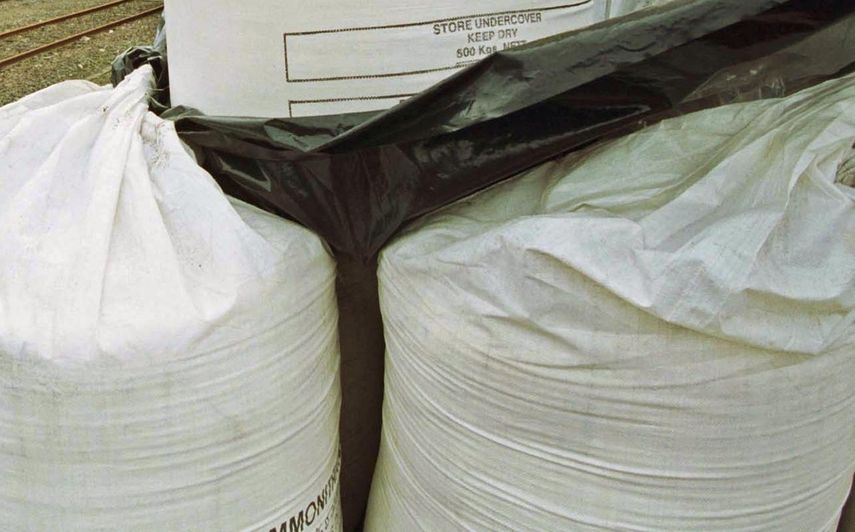 Las fuerzas de seguridad descubrieron un depósito de fertilizantes en un camión.