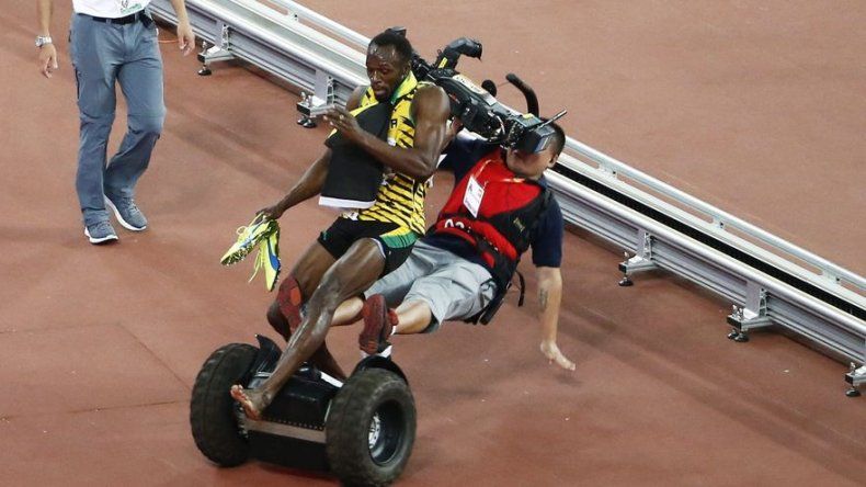 Usain Bolt es derribado por un camarógrafo