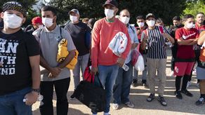 La municipalidad estima que hasta 200 autobuses han arribado para dejar en la estación ferroviaria Union Station a unos 4,000 migrantes.