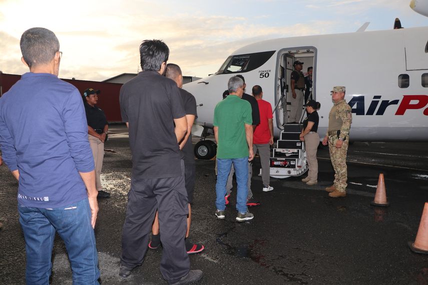 Migración deporta a 28 colombianos y expulsa