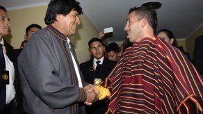 Presidente Evo Morales y Carlos Tévez intercambian regalos en Bolivia
