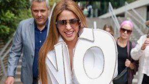 Shakira sorprende y causa sensación en la semana de la moda.