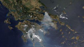 El humo y la ceniza del fuego en Evia, una isla escarpada de bosques y ensenadas que casi tocan el territorio continental griego.