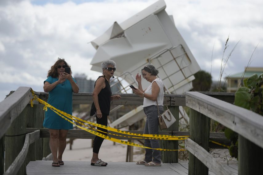 El meteoro causó al menos dos muertos y arrastró viviendas desde la costa de Florida hasta el océano