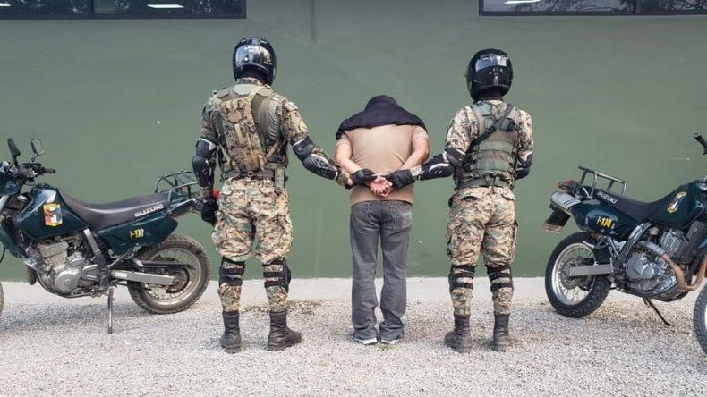 Detienen en Darién a un sujeto que transportaba migrantes ocultos en un camión