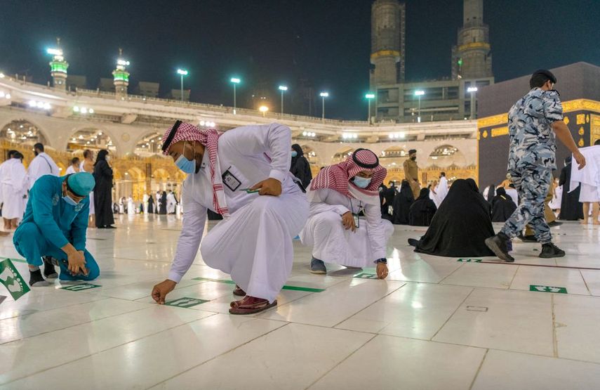 Se han retirado las señales en el suelo que marcaban la distancia a respetar en el interior y los alrededores de la Gran Mezquita