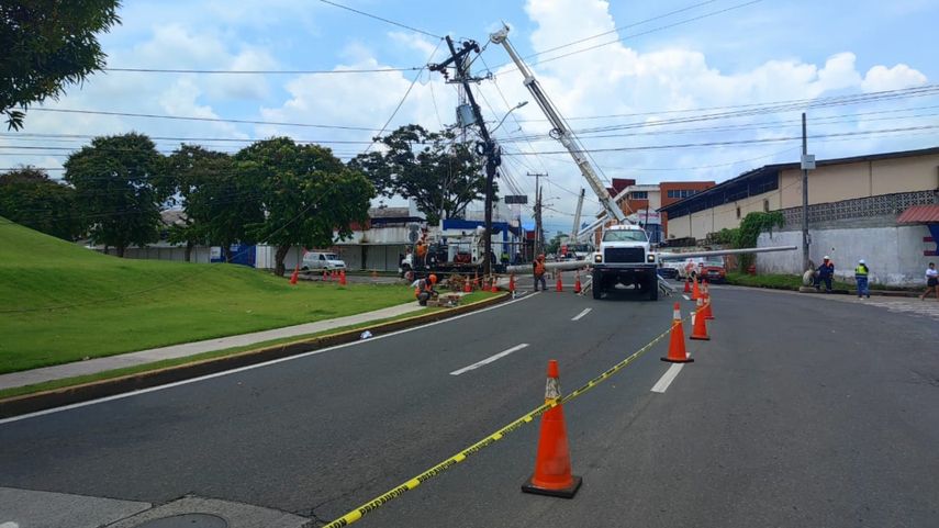 Choque de un vehículo contra un poste provoca el cierre temporal de la Avenida Frangipani